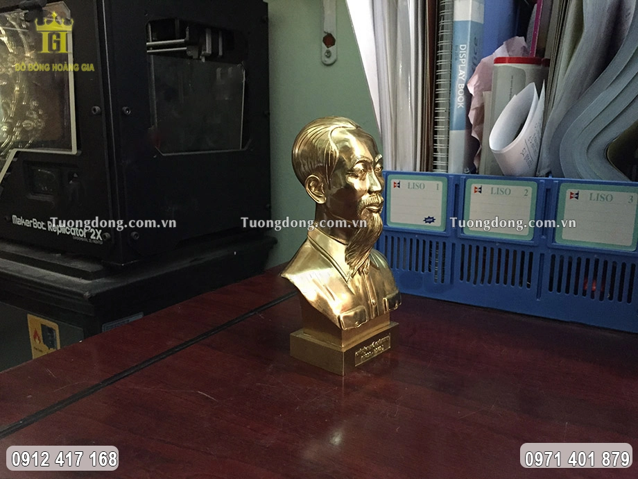 Hình ảnh nhìn nghiêng của bức tượng Bác